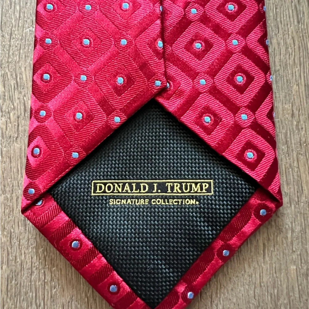 Red patterned tie - Picture 2 of 3